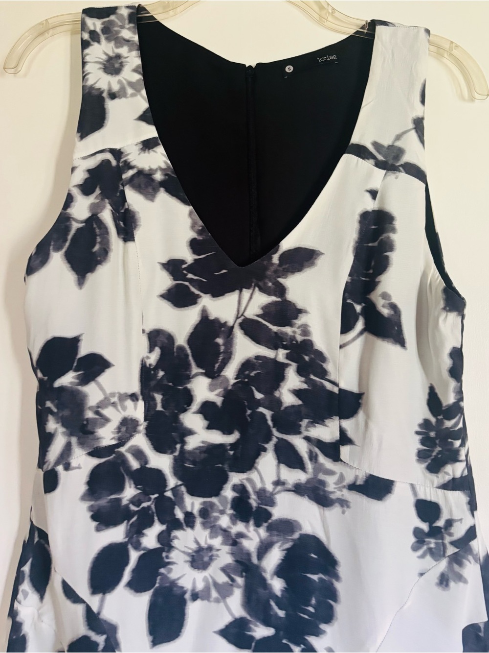 V-Neck Sleeveless Floral Tunic Top - Black & White